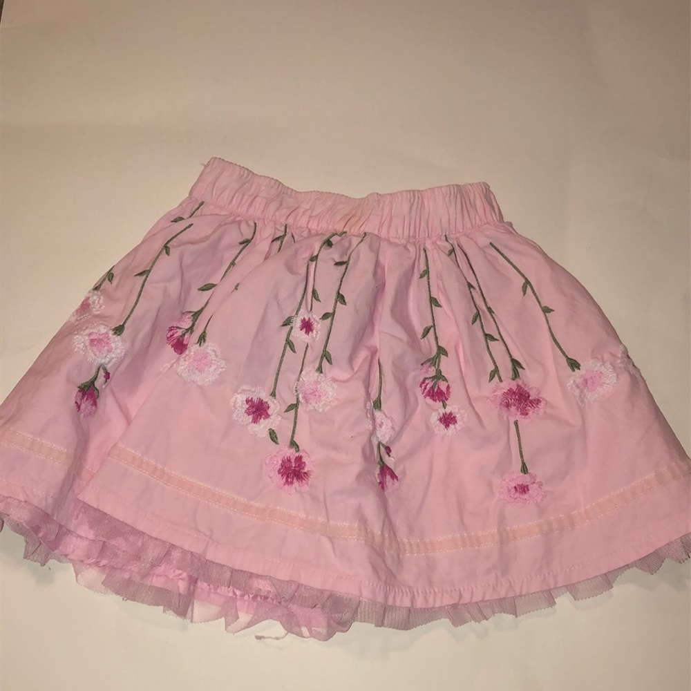 Pink and white kids skirt with flowers.